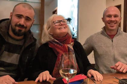 Con sus dos hijos: Alejandro Corres (músico y vive en la Argentina) y Diego del Pino (es gerente de una empresa de vinos en los Estados Unidos). 
