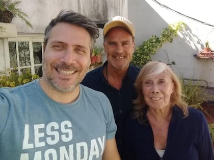 Con sus dos hijos, Mariano y Patricio, en la terraza de su estudio.