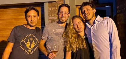 Con sus hermanos, de adultos.