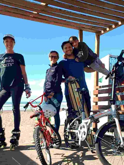 Con sus hermanos en Mar del Plata, el amor por las ruedas lo mantienen intacto.