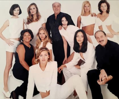 Con sus
hermanos Leo y Lina (los
tres, de negro) y las top
models de los noventa. De
izquierda a derecha: Daniela
Urzi, Bárbara Durand,
Leo Paparella, Silvina
Quintana, Dolores Barreiro,
Analía Maiorana (de pie),
Lina Paparella, Carola del
Bianco, Mariana Schurink,
Pino Paparella (sentados) y
Moira Gough (recostada)