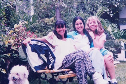 Con sus hijas Daniela (62) y Carina (58).
