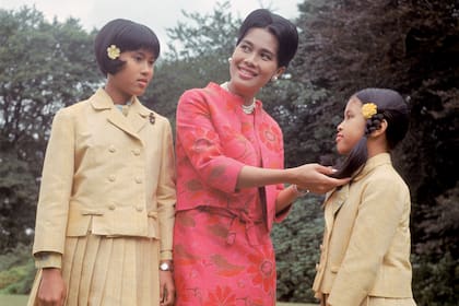 Con sus hijas menores, las princesas Sirindhorn (izquierda) y Chulabhorn, en su casa de Sunninghill, Berkshire, en Reino Unido