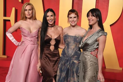 Con sus hijas Rumer, Tallulah Belle y Scout LaRue en el after party de los Oscar 2024.