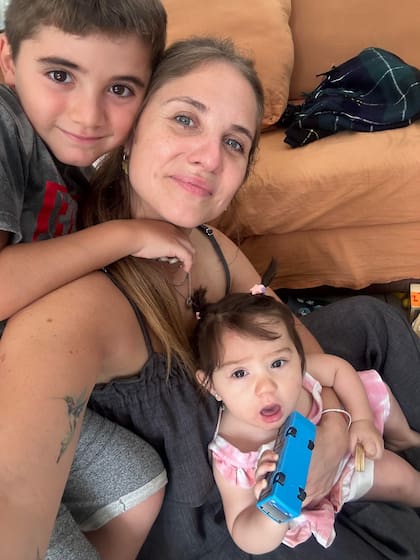 Con sus hijos, Baltasar (6) y Olivia (1).