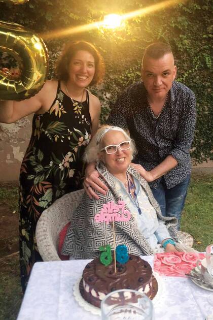 Con sus hijos Ligia y Alfredo, que también son músicos, en su último cumpleaños.