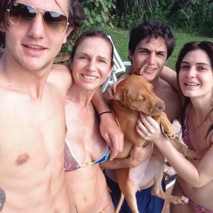 Con sus
hijos, Mía y Martín Flores Pirán –fruto de su
matrimonio con José Manuel Flores Pirán– y
Jerónimo Pando, que tuvo con su último
marido, Miguel Pando Soldati