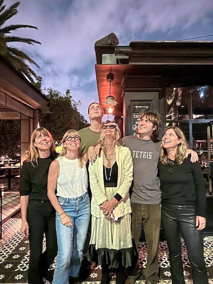 Con sus hijos Paz, Agustina, Rómulo, Lola y Arturo