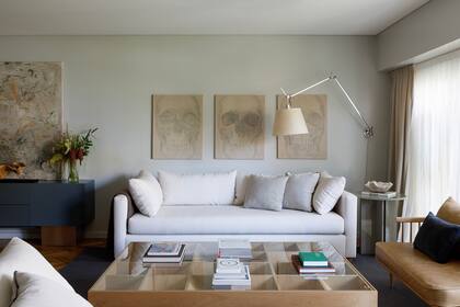 Con sus hijos ya más grandes que cuando empezaron a vivir aquí, los usos de los ambientes cambiaron. Por eso, por ejemplo, los sillones –que antes tenían fundas lavables– fueron retapizados (URBANO Estudio).