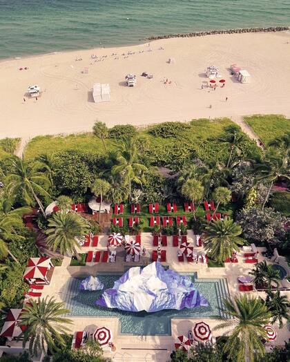 Con sus icebergs, Carlos Betancourt buscar provocar una reflexión sobre la crisis climática, la subida del nivel del mar y la supervivencia de las especies, incluida la humana