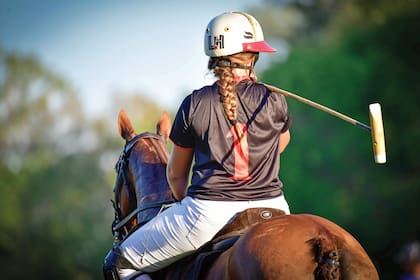 Con sus iniciales y la estrella que identifica a Chapaleufú pintadas en el casco, Luján sale a la cancha