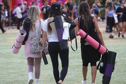 Con sus mats de yoga; listas para comenzar la primera actividad del domingo
