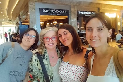 Con sus nietas, las mellizas Sofía y Claudia, y Andrea, hijas de su hijo Christian.