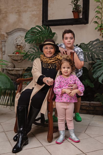 Con sus nietos,
Mateo y Donatella, por parte de su hijo Matías. 
