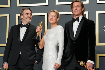 Con sus Oscar: Joaquin Phoenix, Renée Zellweger y Brad Pitt, tres ganadores cantados junto a Laura Dern, de los premios actorales