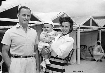 Con sus padres, Adolfo Bartolomé y Mónica Delia Rodríguez