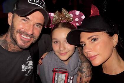 Con sus padres, durante el viaje de cumpleaños a Disney, en Orlando.