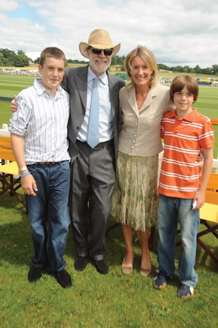 Con sus padres, el vizconde de Cowdray, Michael Pearson, y Marine Rose Cordle, y su hermano menor, Montague, en 2008. Perry tiene, además, tres hermanas mayores, Eliza, Emily y Catrina.