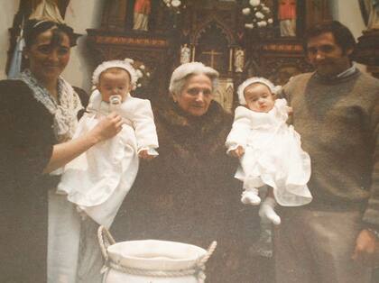 Con sus padres y hermana.