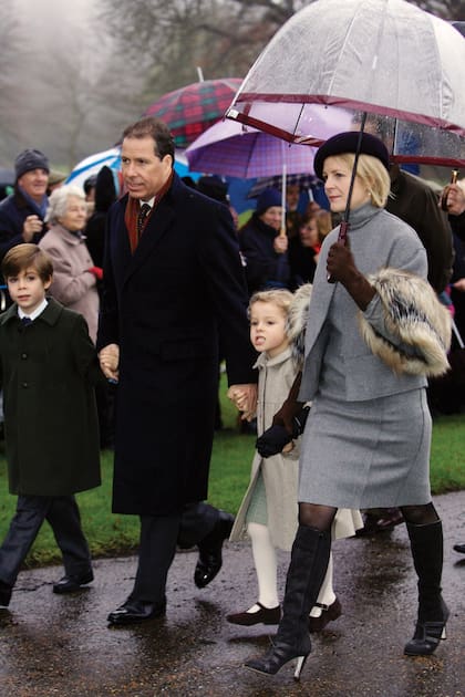 Con sus padres y su hermano Charles al llegar a la iglesia de Sandringham, el 25 de diciembre de 2007.
