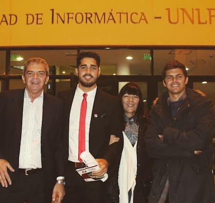 Con sus padres y uno de sus hermanos en la Universidad Nacional de La Plata.
