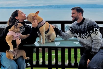 Con sus pequeños grandes amores, sus
perros bulldog francés, India y Galo