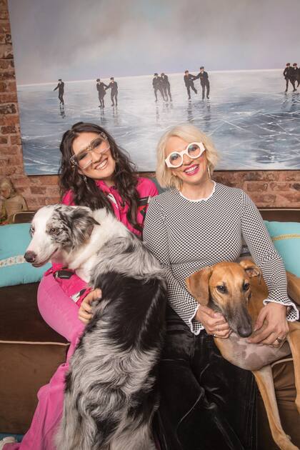 Con sus perros Madonna y Mycroft Holmes (como el hermano del famoso detective Sherlock Holmes).