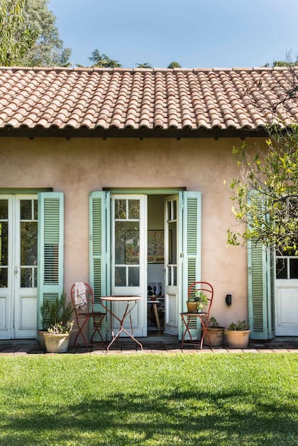Con sus tejas portuguesas y postigos verde agua, esta casa de fin de semana aparenta tener muchos años, pero es nueva