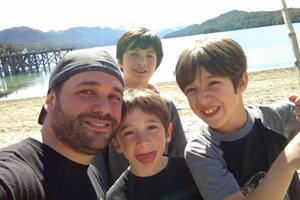 Con sus tres hijos disfrutando de la naturaleza en la Patagonia