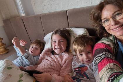 Con sus tres nietos, Mia, Justo y Lucio, hijos de su hija mayor, Flavia.