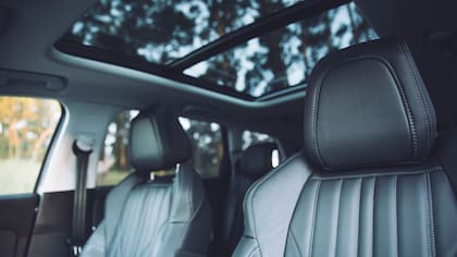 Con techo panorámico corredizo eléctrico, el nuevo 5008 cuenta con tres filas de asientos con un sistema modular que ofrece hasta siete butacas individuales