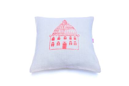 Con tela de arpillera estampada en color coral Mide 45x445cm ($350, Hands Off)