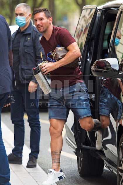 Con termo, mate y un botinero Louis Vuitton, Lionel Messi vuelve al hotel tras el entrenamiento con su nuevo equipo.