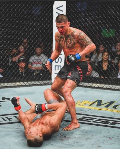 Con Thompson en la lona, Pettis le dio dos directos más en la cara, hasta que el árbitro detuvo el combate