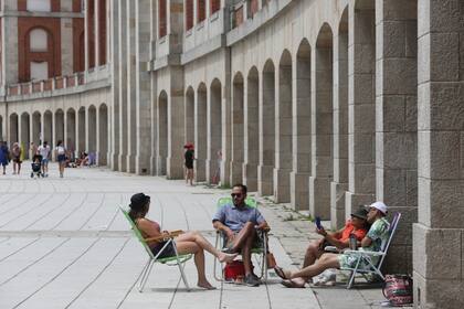 Con timidez, el sol apareció por la tarde y los turistas aprovecharon para estar lo más cerca del mar como este grupo que se instaló en la rambla del casino