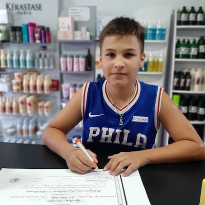 Con título en mano, Ayrton celebra su egreso como uno de los alumnos más jóvenes. Crédito: R2820.COM