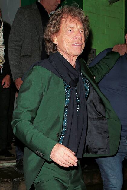 Con toda la onda. El frontman de los Rolling Stones combinó su traje verde con una camisa de seda con lunares.