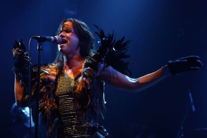 ¡Con todas las plumas puestas! Juliette Lewis, cantando en Barcelona con su banda