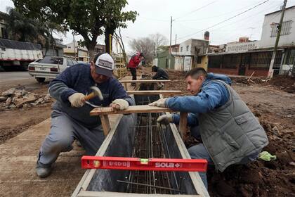 Con trabajos en la vía pública, los cooperativistas de la construcción le cambian la cara al barrio Derqui