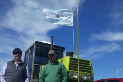 Con tractores. Así llegaron varios productores a la manifestación
