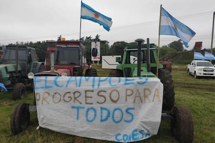 Con tractores y banderas se concentraron en San Nicolás