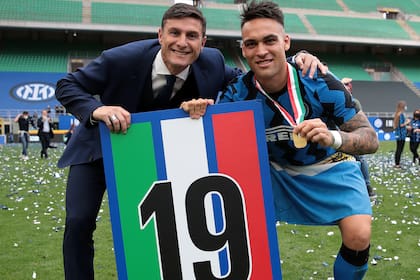 Con traje y corbata, como vicepresidente de Inter, en plena celebración del scudetto con un compatriota: Lautaro Martínez
