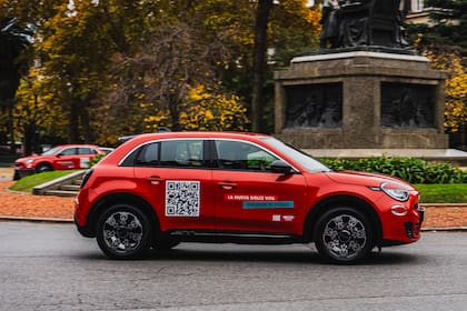 Con transmisión automática DCT, pantalla de 10,25” y asistencia a la conducción, el Fiat 600 Hybrid apuesta fuerte al segmento urbano.