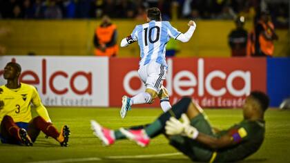Con tres goles de un Messi extraordinario, la selección ganó en Quito y se clasificó al Mundial