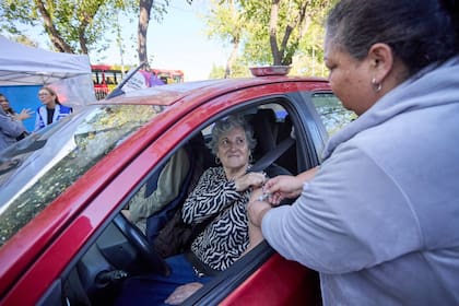 Con turno, ayer muchos mendocinos se vacunaron sin necesidad de bajarse del auto