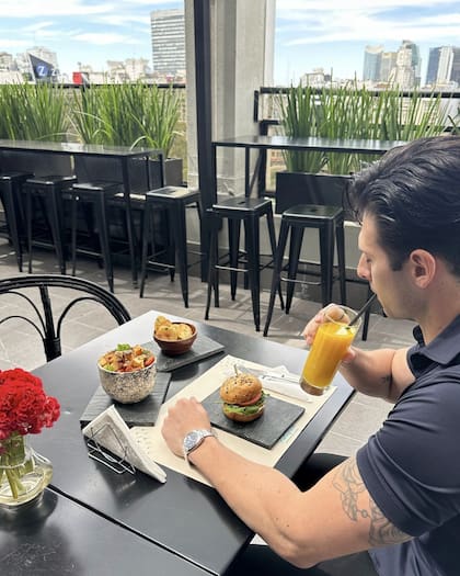 Con un amplio roof con mesas, tiene una increíble vista hacia la city y a la Plaza Libertad