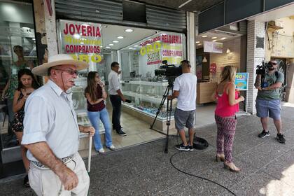 Con un arma de juguete, un niño de 8 años intentó robar una joyería en Moreno