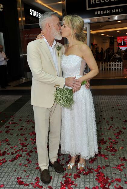 Con un beso, la pareja selló su soñada ceremonia