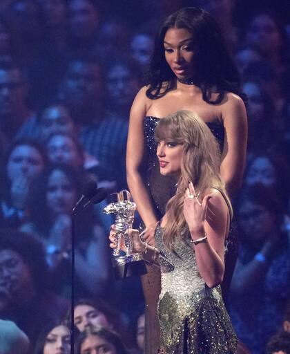 Con un cambio de atuendo y mucho más brillo y glamour, Taylor Swift subió al escenario a recibir el premio a mejor video del año por "Fortnight", pieza que, además, ella misma dirigió