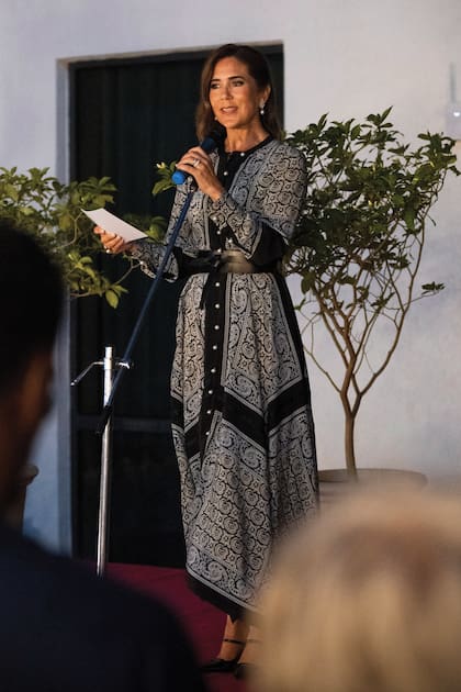 Con un camisero en
blanco y negro, con motivos
de paisley, manga larga y
falda de bajo asimétrico, de
Altuzarra, que combinó con
cinturón ancho de cuero de
Isabel Marant y zapatos de
taco de nueve centímetros de
Malone Souliers.